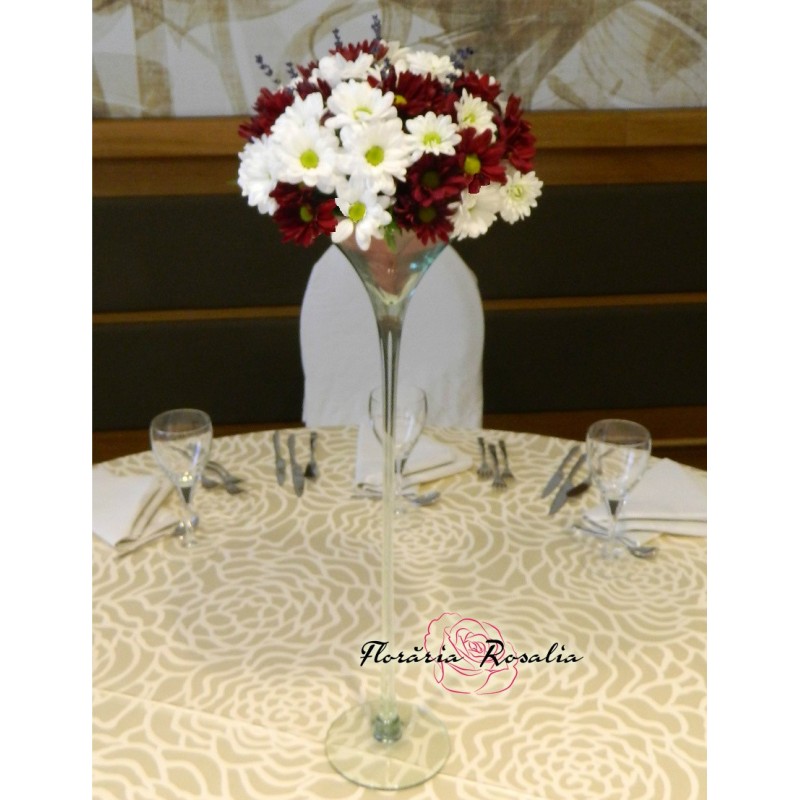 Aranment pe cupa martini cu crizanteme