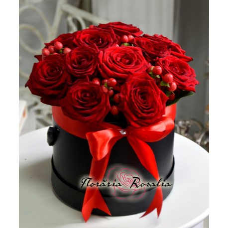 Cutie rotunda cu 11 trandafii rosii