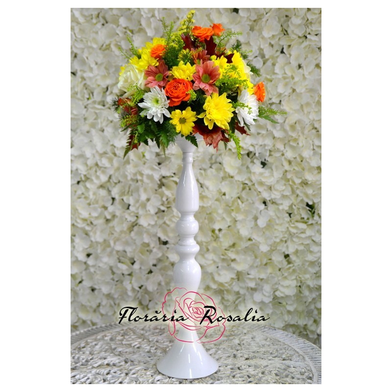 Aranjamet vesel cu crizanteme si miniroze