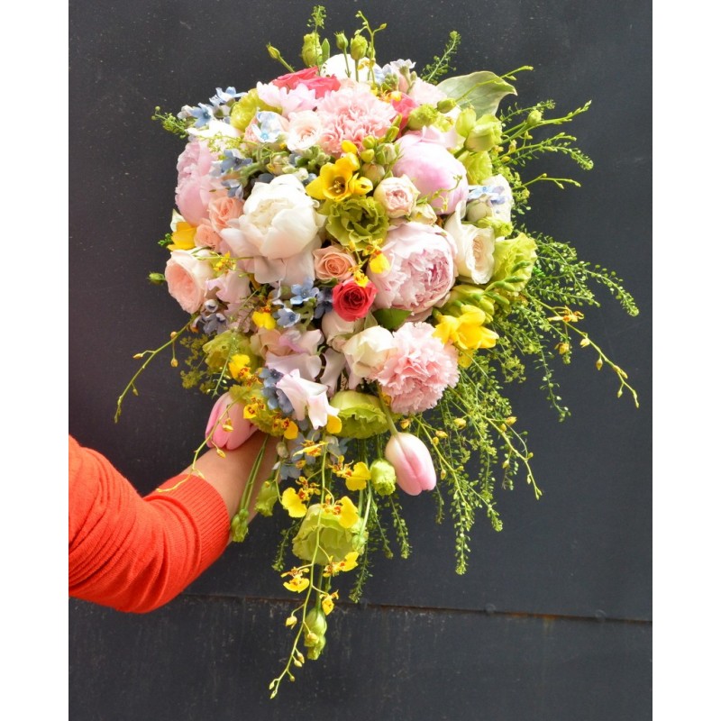 Buchet curgator Bianca cu bujori