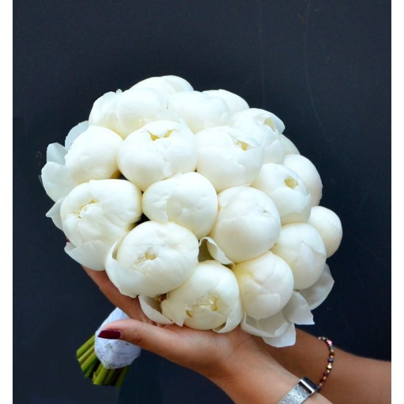 Buchet nasa cu bujori albi