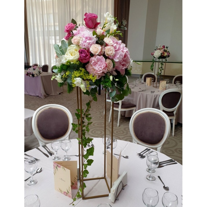 Aranjament alb-lila pe suport auriu