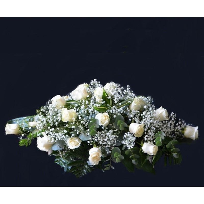 Aranjament capac cu trandafiri albi