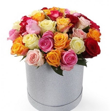 Cutie rotunda cu 25 trandafiri multicolori