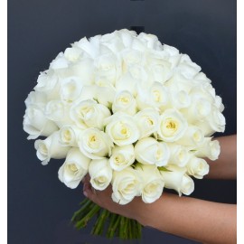 Buchet alb cu trandafiri si frezii