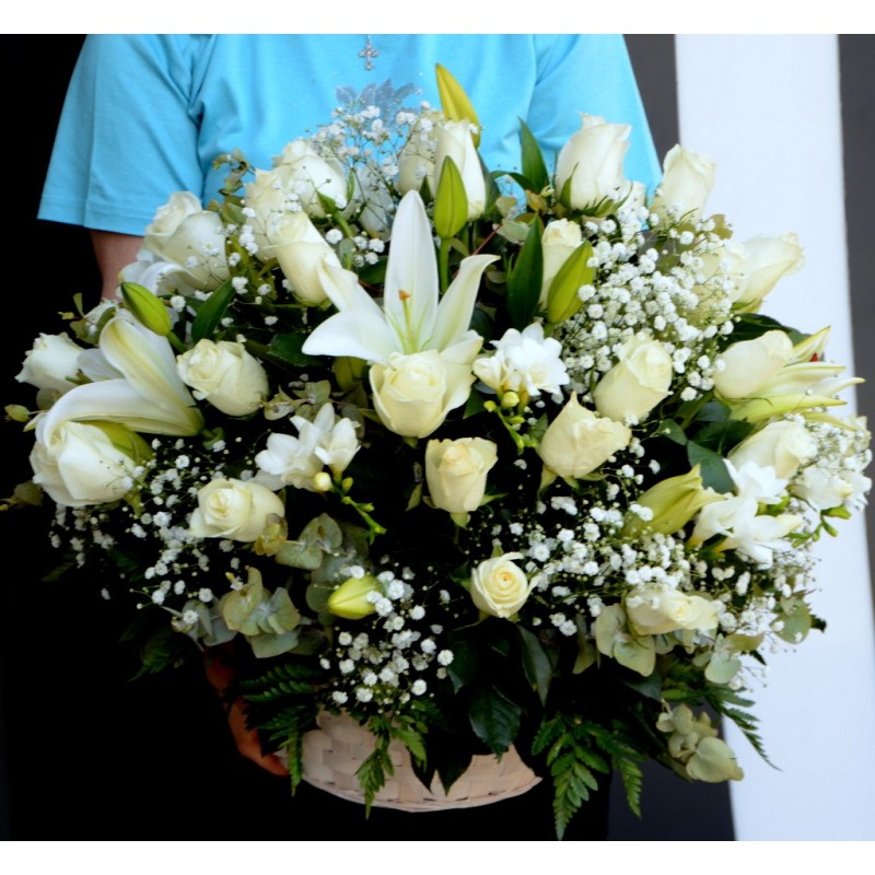 Cos mare cu trandafiri si crini