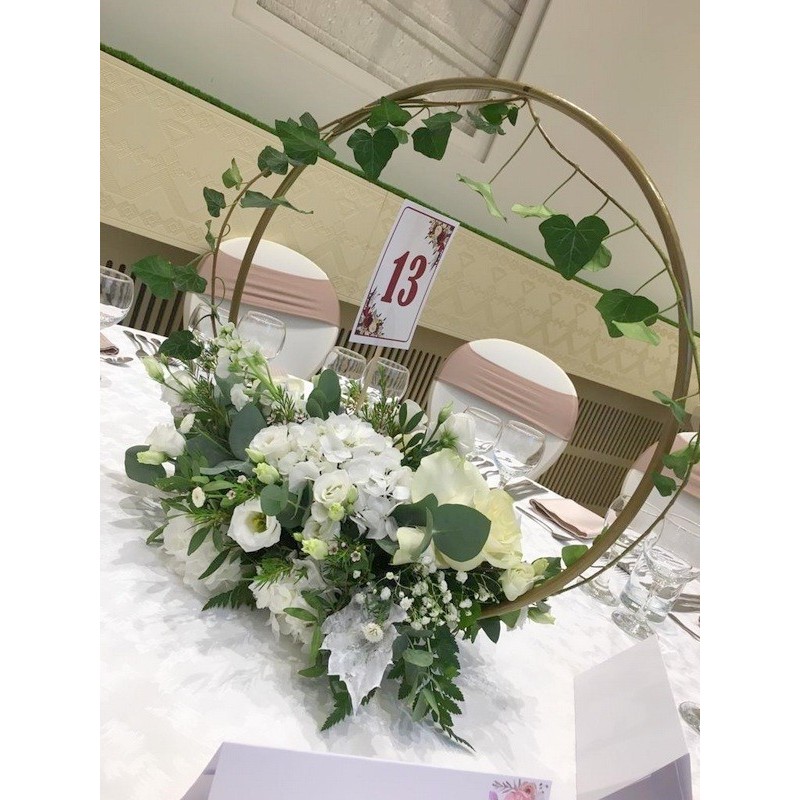 Aranjament cu flori albe in pocal