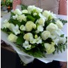 Buchet elegant cu trandafiri și frezii albe