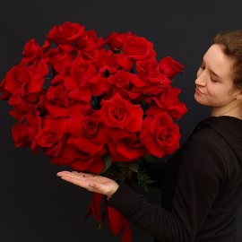 Buchet modern cu 23 trandafiri rosii Buchet modern cu 23 trandafiri rosii