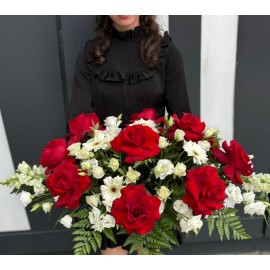 Aranjament cu flori alb-rosii Aranjament cu flori alb-rosii