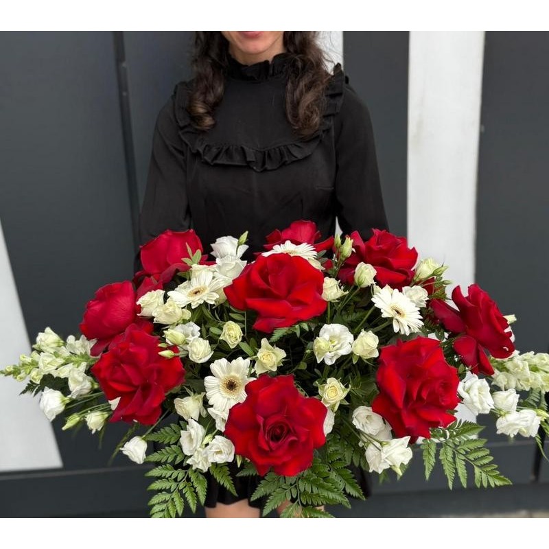 Aranjament cu flori alb-rosii