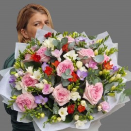 Buchet Parfumat cu trandafiri și frezii