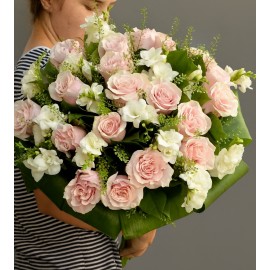 Buchet Roz Pal cu Frezii Albe