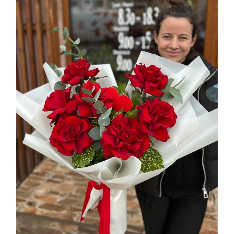 Buchet romantic cu 7 trandafiri roșii