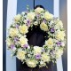 Coroană funerară elegantă cu trandafiri și lisianthus