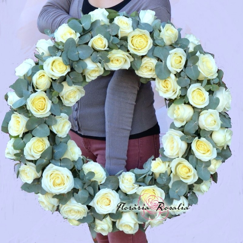 Coroana rotunda cu 50 trandafiri albi
