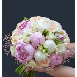 Buchet bujori roz, trandafiri si frezii albe