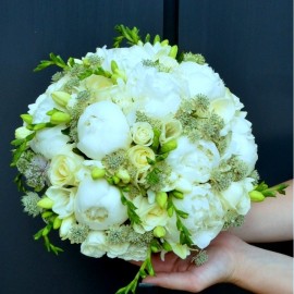 Buchet bujori si astrantia