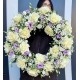 Coroană funerară elegantă cu trandafiri și lisianthus