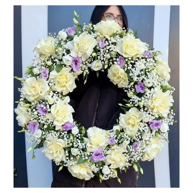 Coroană funerară elegantă cu trandafiri și lisianthus