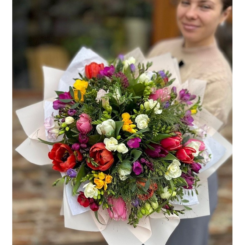 Buchet 55 frezii si lalele