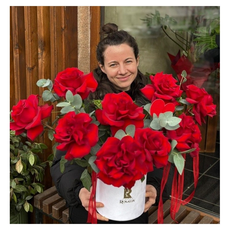 Mesaj de dragoste în trandafiri roșii