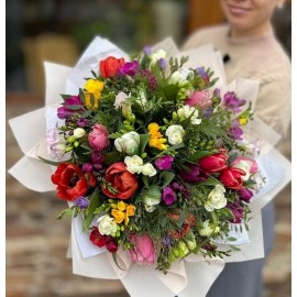 Buchet 55 frezii si lalele