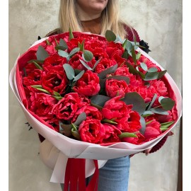 Buchet spectaculos cu lalele roșii și eucalipt