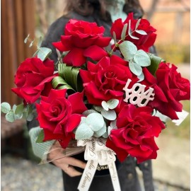 Cutie cu 7 trandafiri rosii