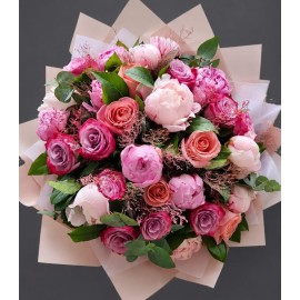 Buchet Impresionant cu Bujori si Trandafiri