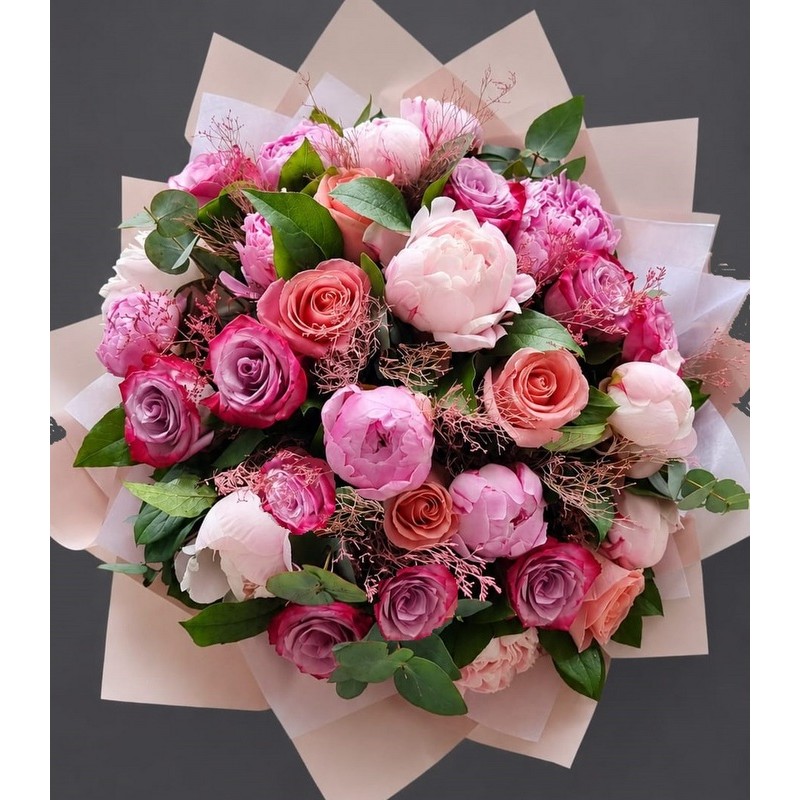 Buchet Impresionant cu Bujori si Trandafiri