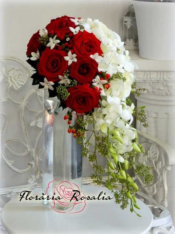 Buchet cascada alb-rosu