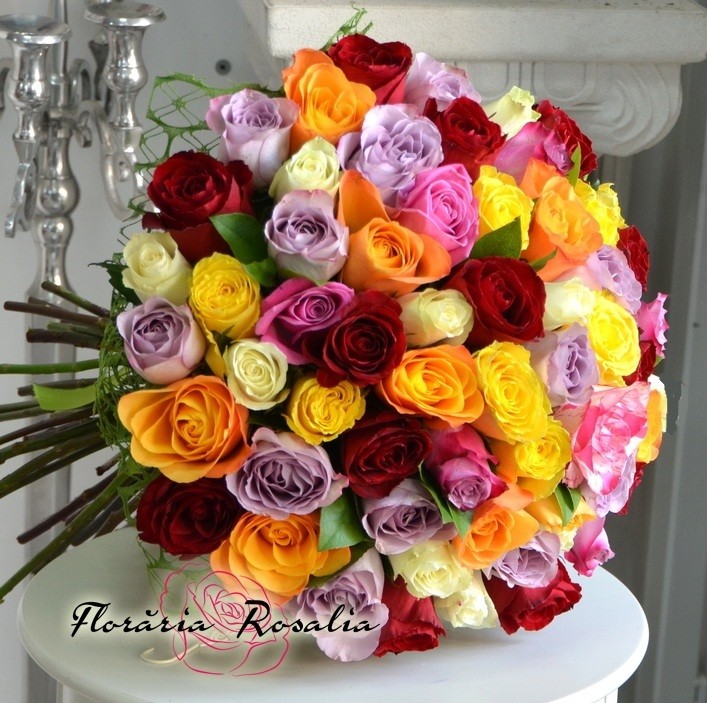 Buchet 55 trandafiri multicolori
