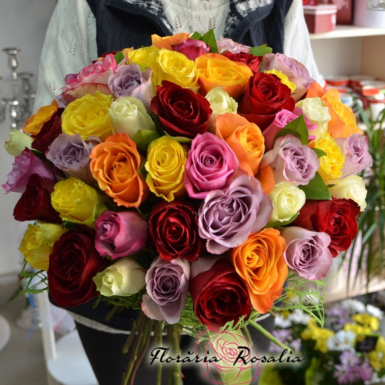Buchet 55 trandafiri multicolori