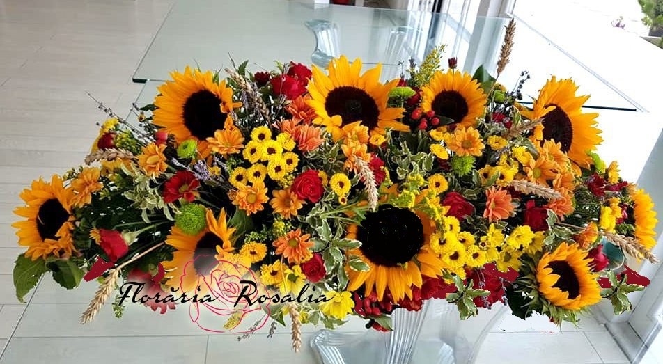 Aranjament cu floarea soarelui si miniroze