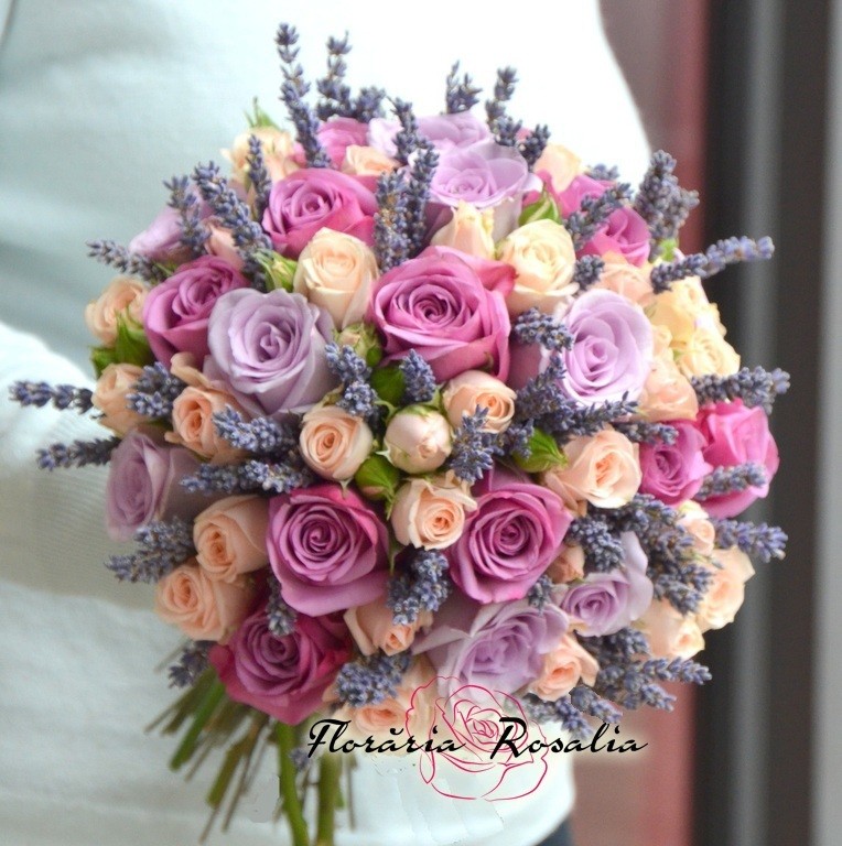 Buchet cu trandafiri, miniroze si lavanda