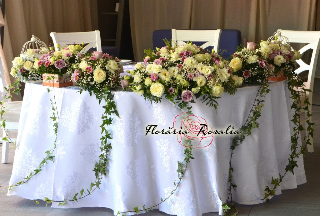 Prezidiu cu trandafiri, eustoma, crizanteme