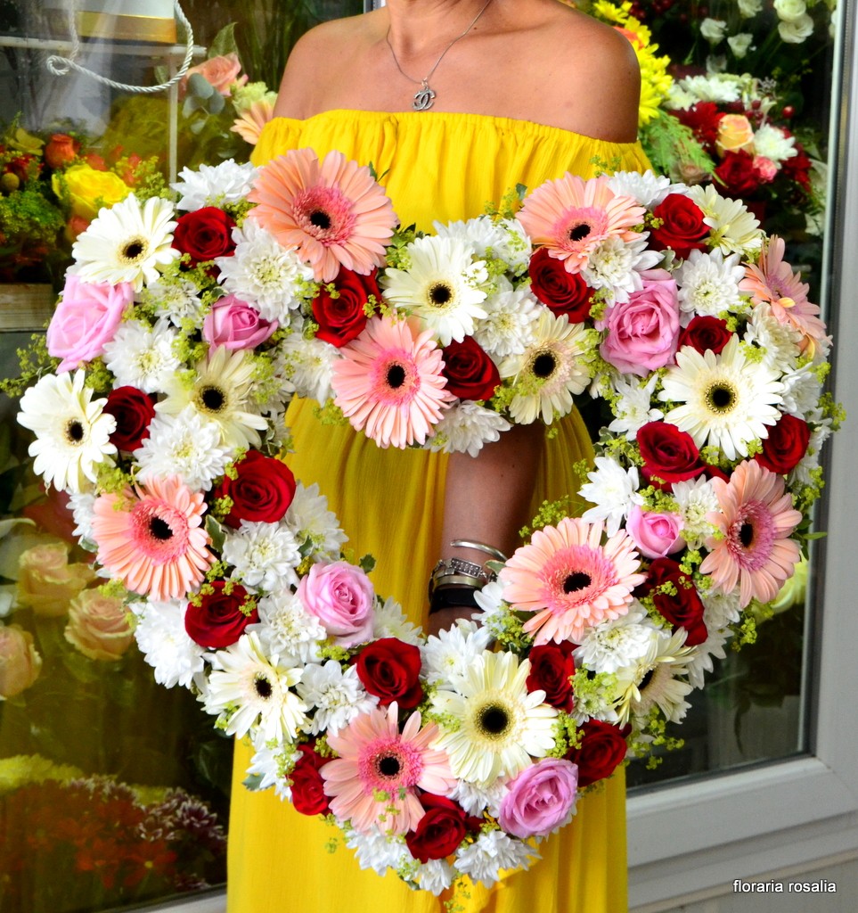 Inima cu gerbera si crizanteme
