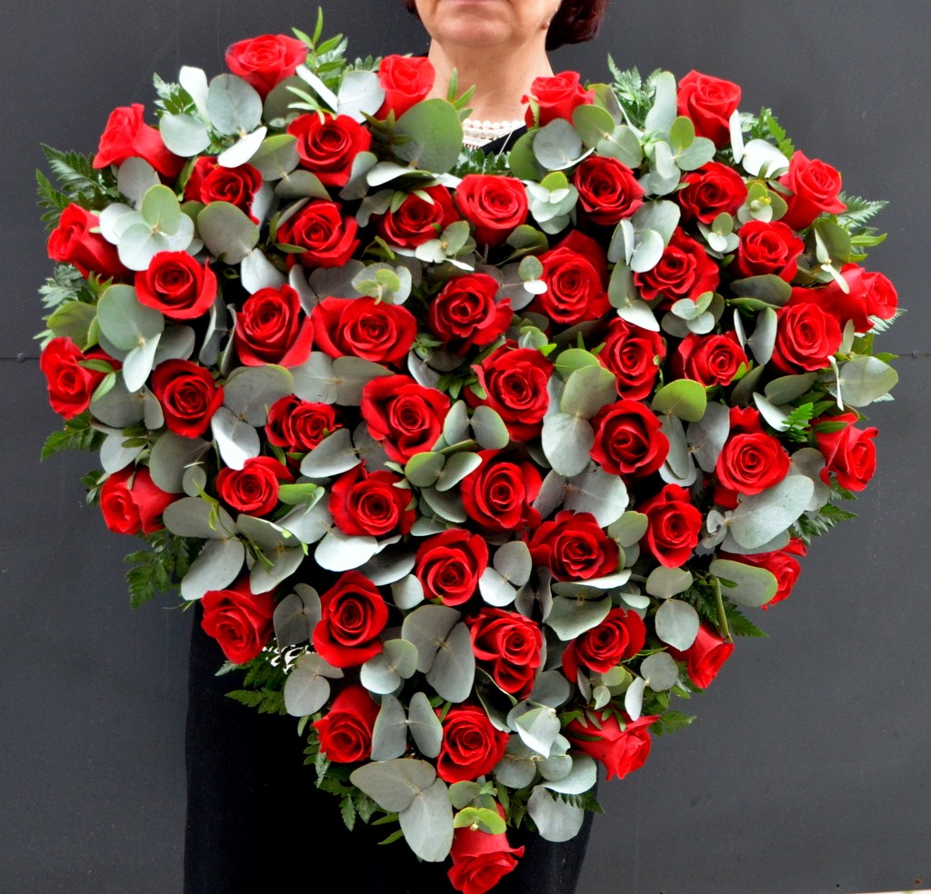 Inima cu 50 trandafiri rosii