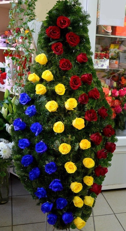 Coroana tricolora cu trandafiri