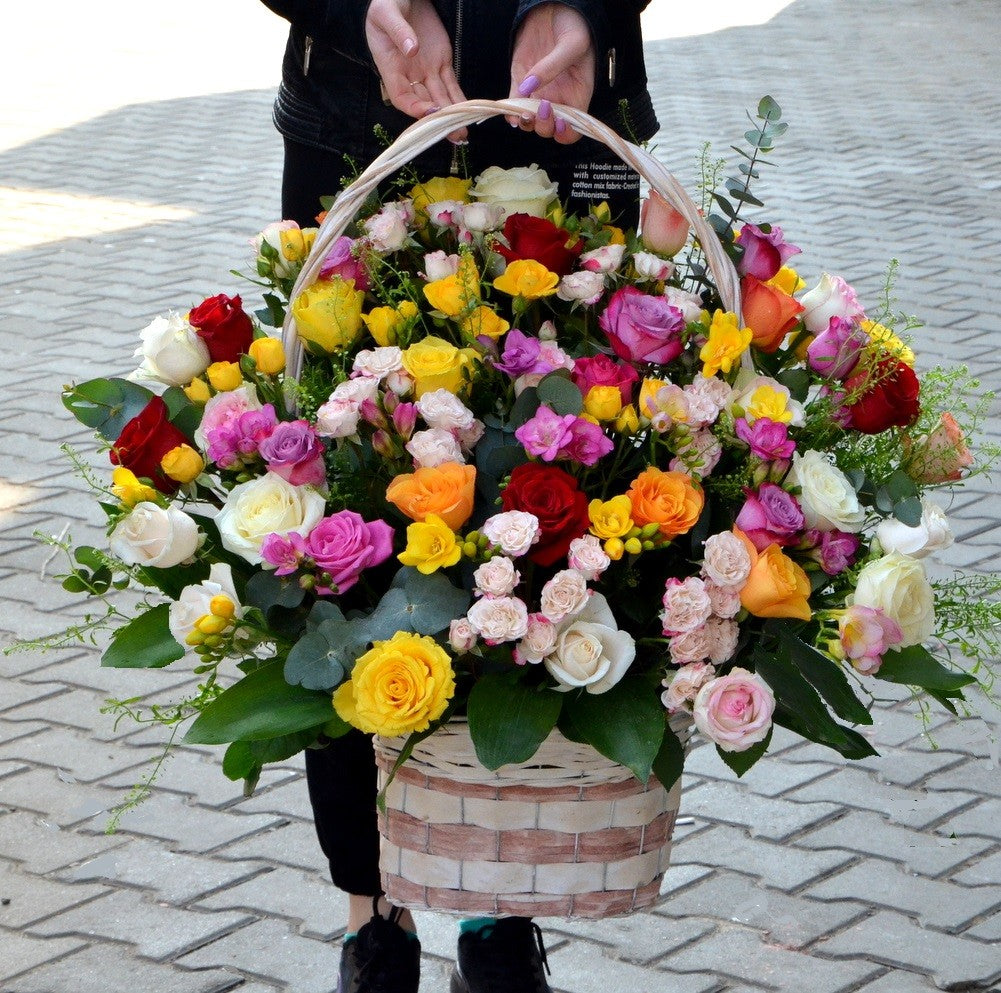 Cos impresionant cu flori multicolore
