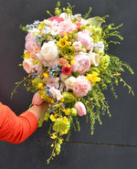 Buchet curgator Bianca cu bujori