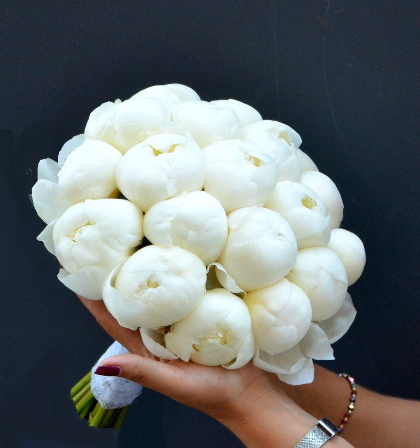 Buchet nasa cu bujori albi