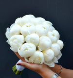 Buchet nasa cu bujori albi