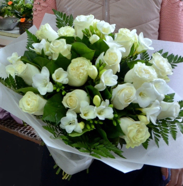 Buchet de frezii si trandafiri albi
