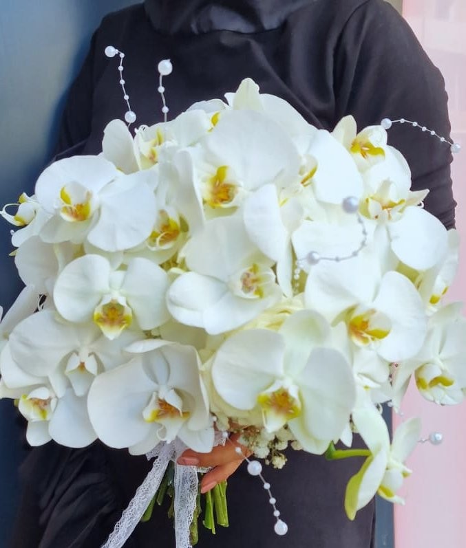 Buchet cu trandafiri si orhidee phalaenopsis