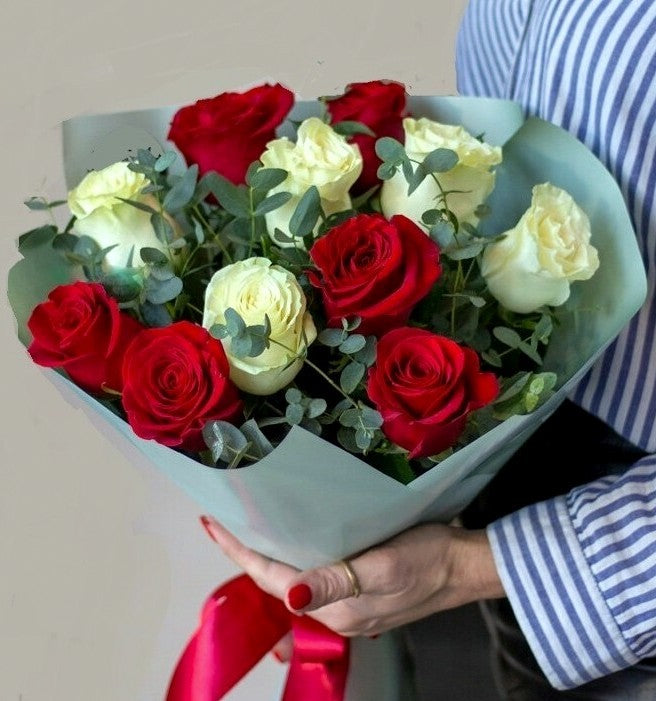 Buchet 11 trandafiri alb-rosii