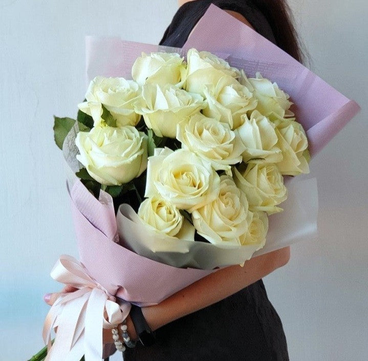 Buchet cu 15 trandafiri albi