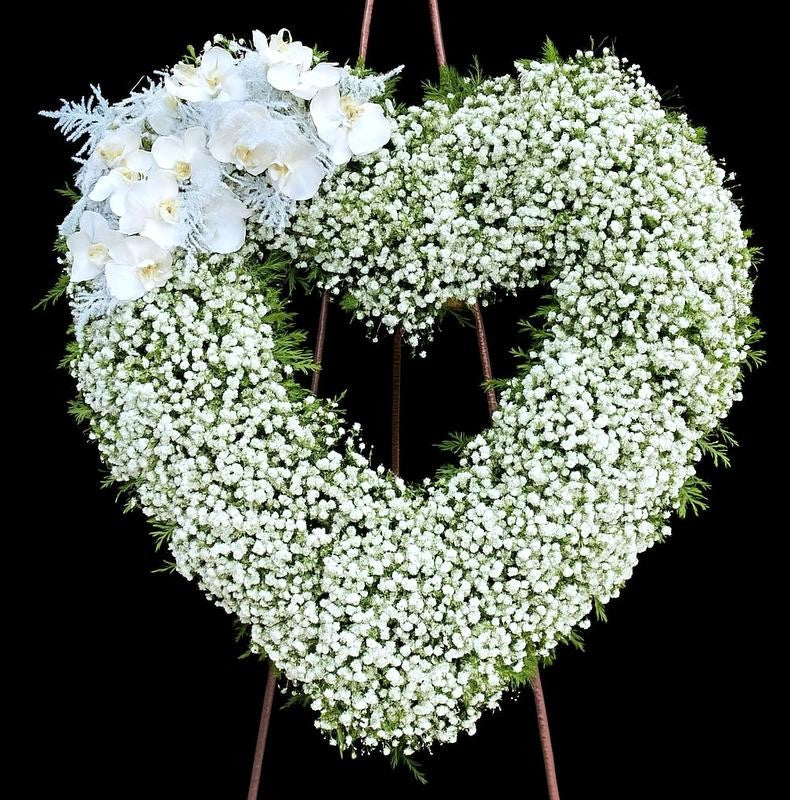 Inima din gypsophila si orhidee