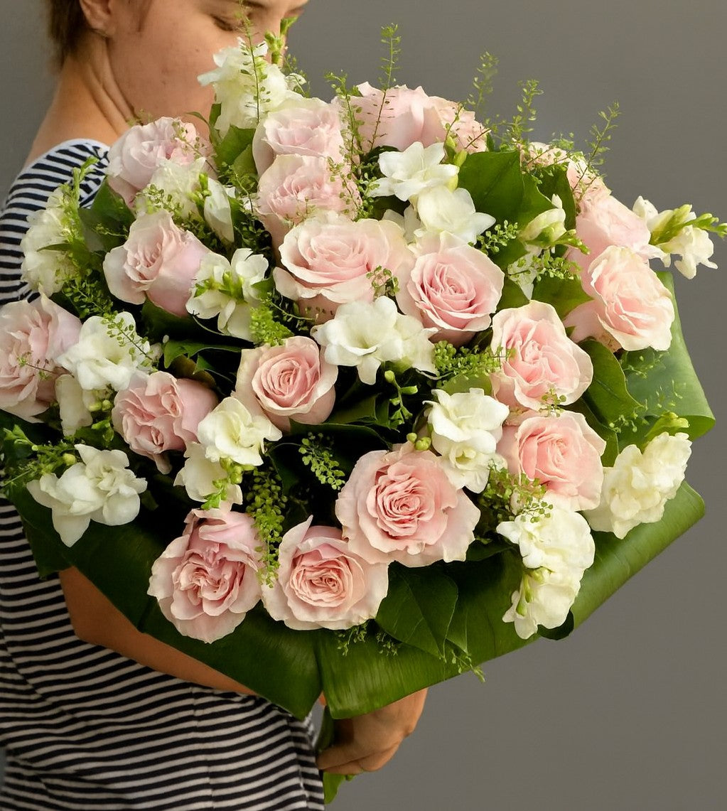 Buchet de frezii si trandafiri